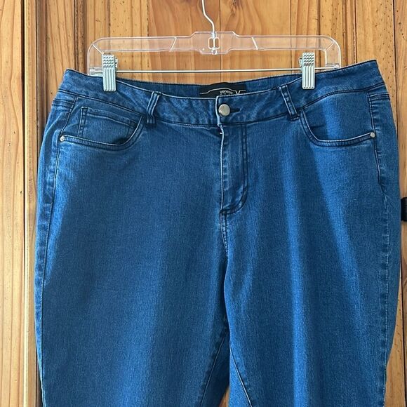***** 5 for $25 Venezia Embroidered Leg Cropped Jeans - Picture 3 of 7